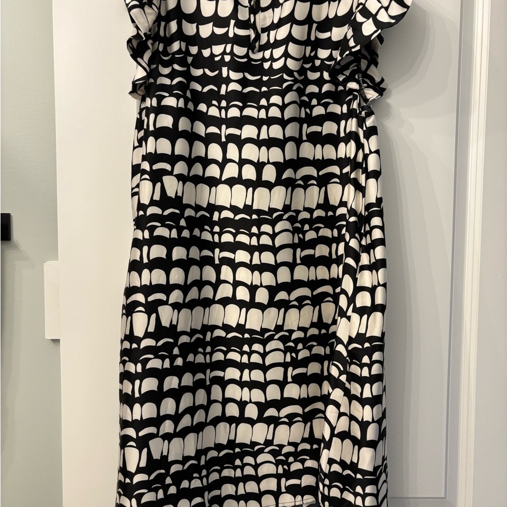 Elegant NWT Black and White Patterned Dress Size Small